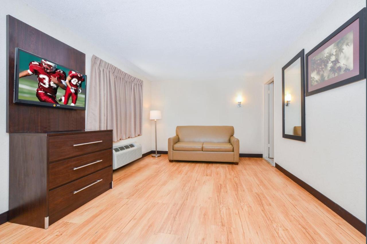 Red Roof Inn Plus+ & Suites Guilford Kültér fotó