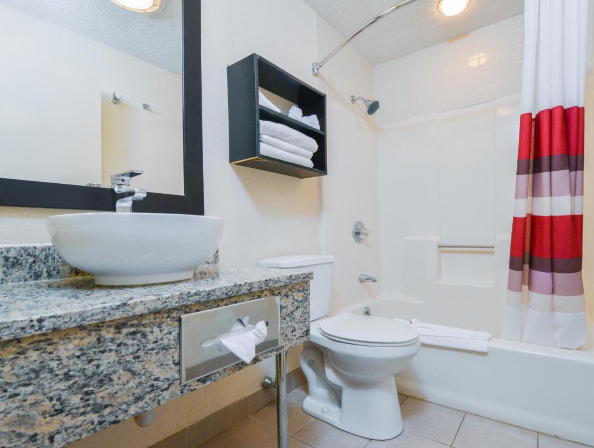 Red Roof Inn Plus+ & Suites Guilford Kültér fotó