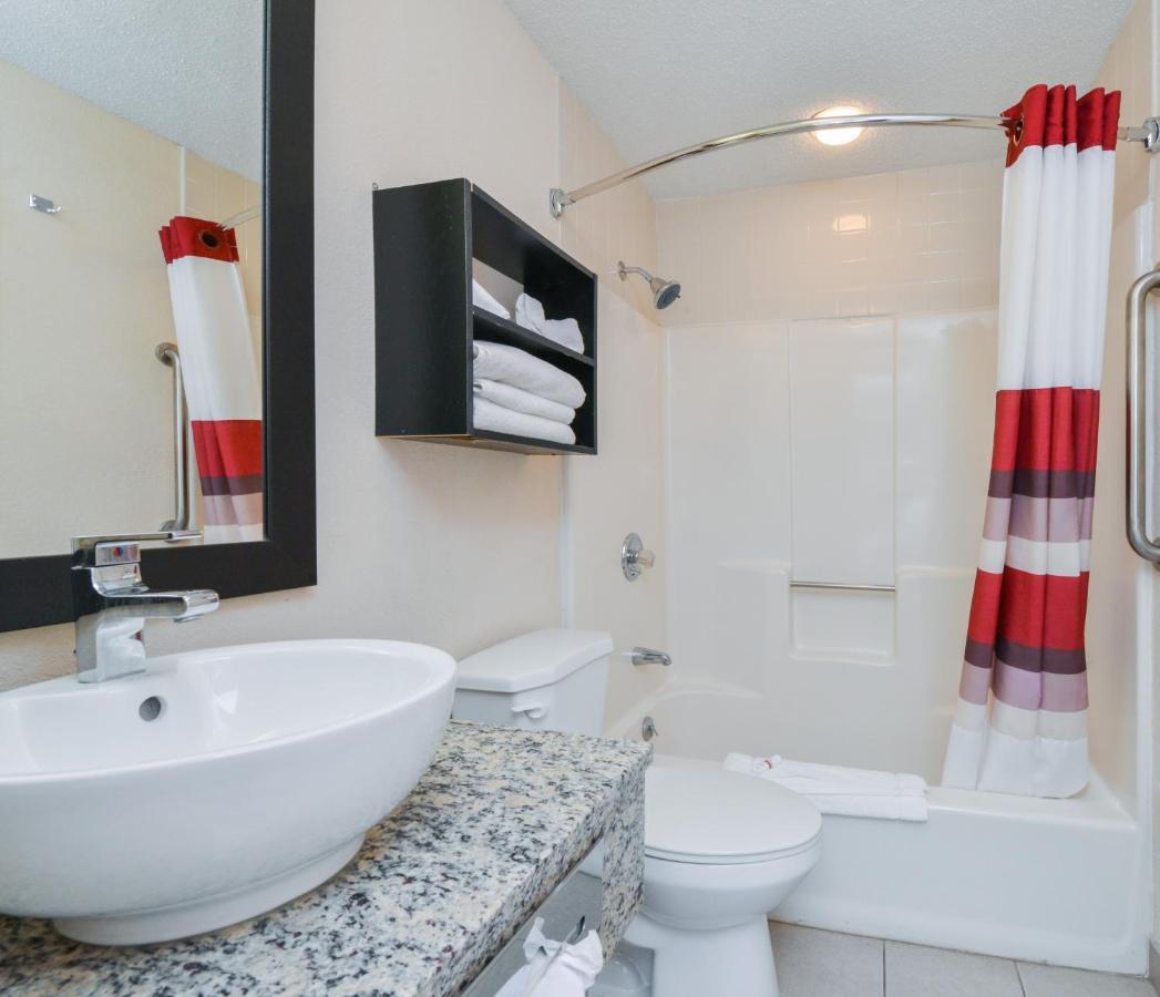 Red Roof Inn Plus+ & Suites Guilford Kültér fotó
