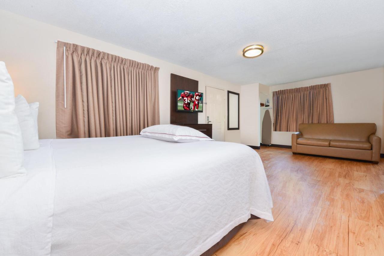 Red Roof Inn Plus+ & Suites Guilford Kültér fotó