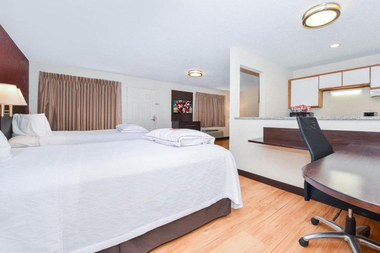Red Roof Inn Plus+ & Suites Guilford Kültér fotó