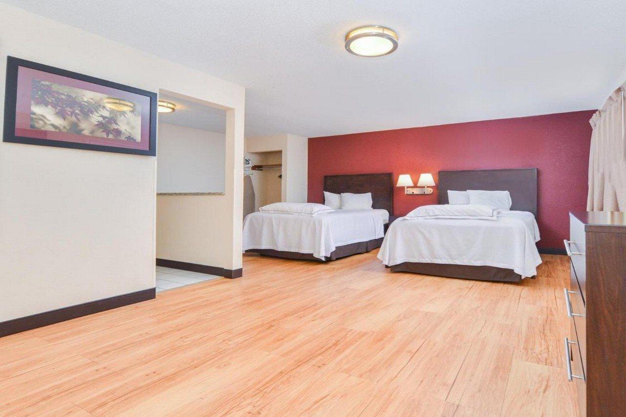 Red Roof Inn Plus+ & Suites Guilford Kültér fotó