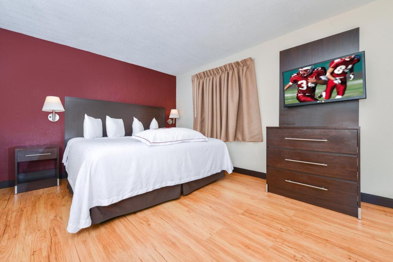 Red Roof Inn Plus+ & Suites Guilford Kültér fotó