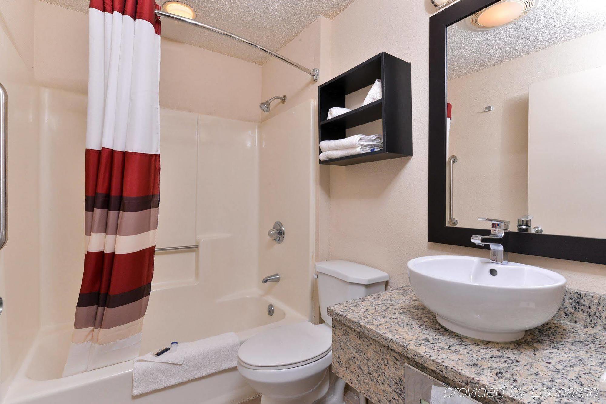 Red Roof Inn Plus+ & Suites Guilford Kültér fotó
