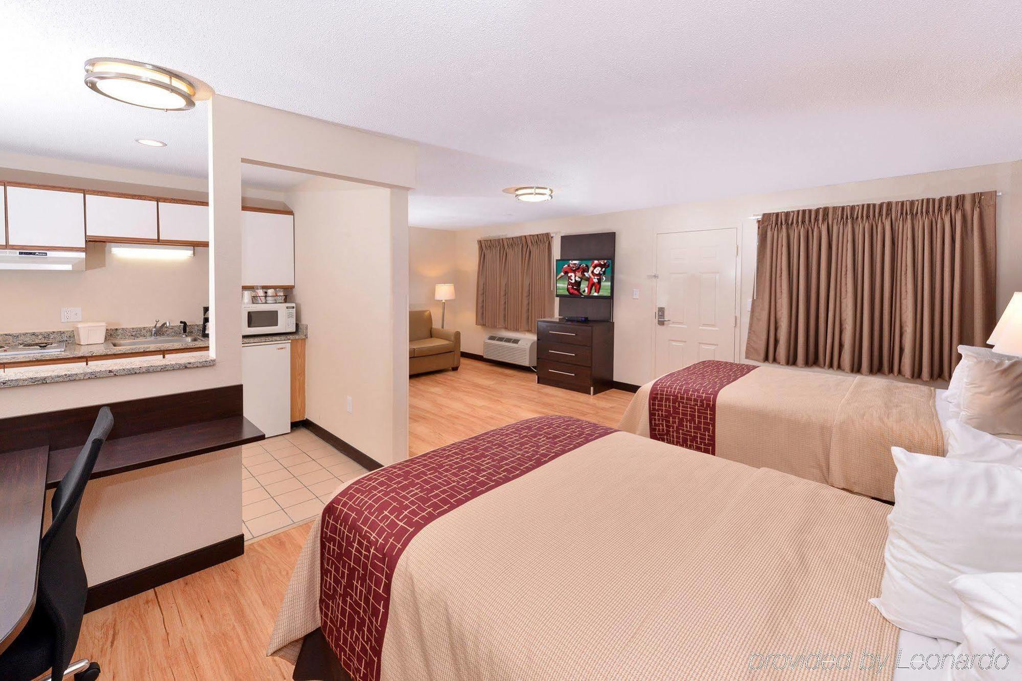 Red Roof Inn Plus+ & Suites Guilford Kültér fotó