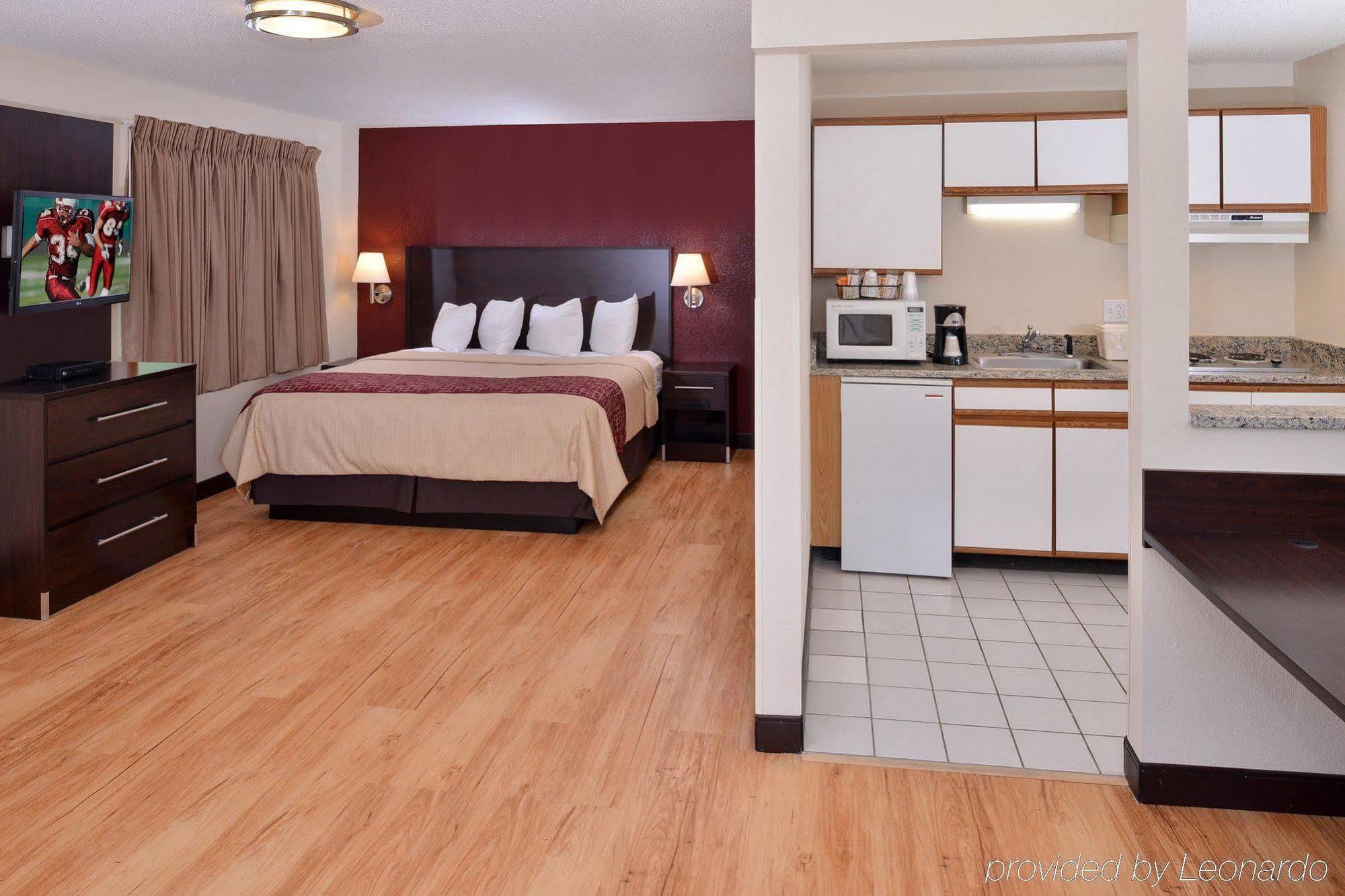 Red Roof Inn Plus+ & Suites Guilford Kültér fotó