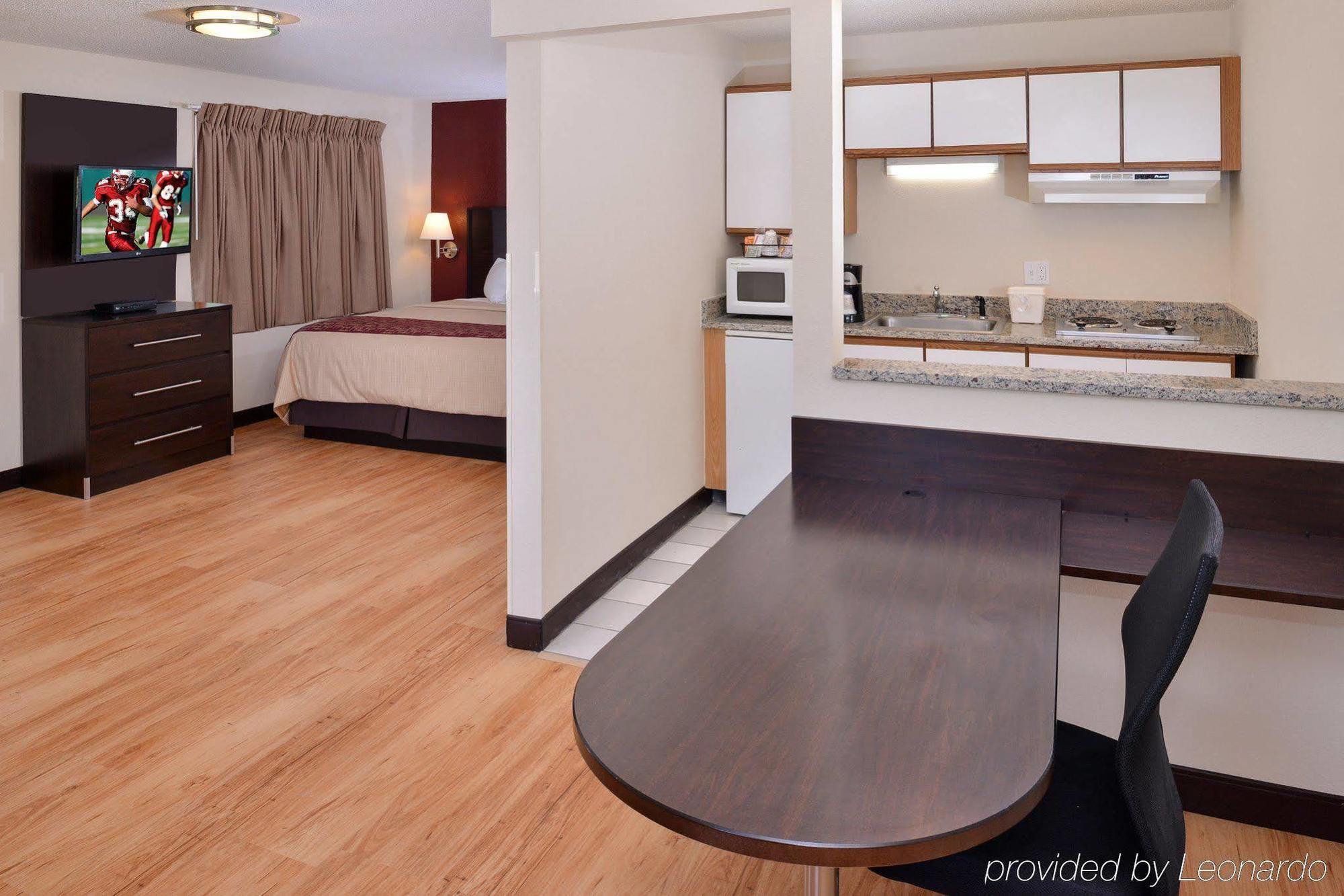 Red Roof Inn Plus+ & Suites Guilford Kültér fotó