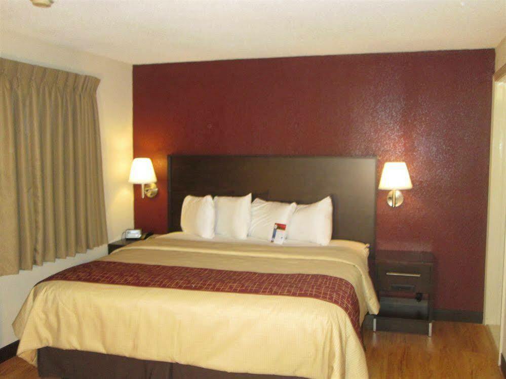 Red Roof Inn Plus+ & Suites Guilford Kültér fotó