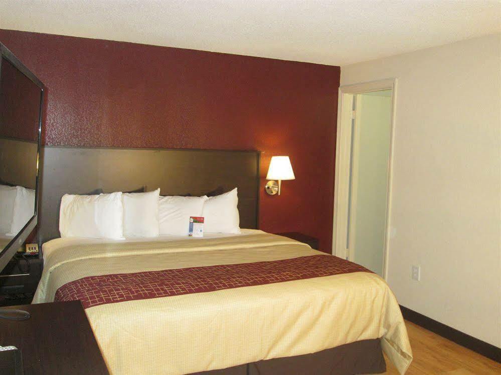 Red Roof Inn Plus+ & Suites Guilford Kültér fotó