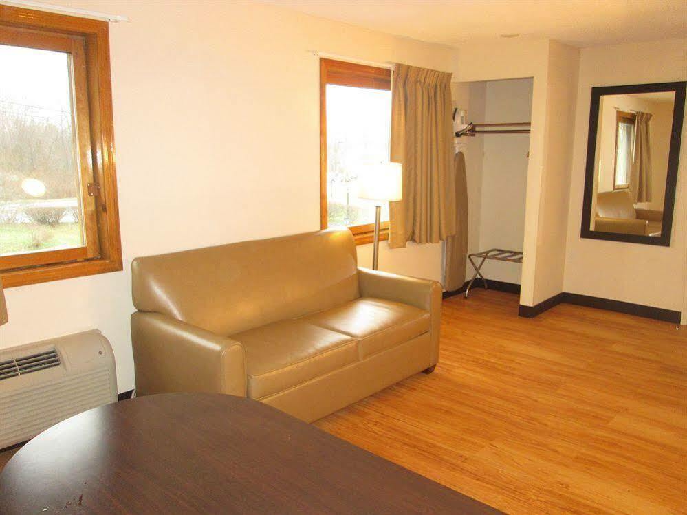 Red Roof Inn Plus+ & Suites Guilford Kültér fotó