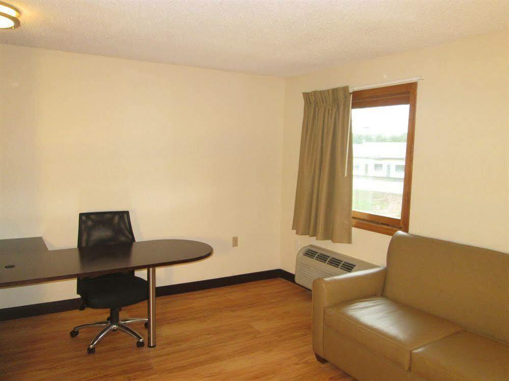 Red Roof Inn Plus+ & Suites Guilford Kültér fotó